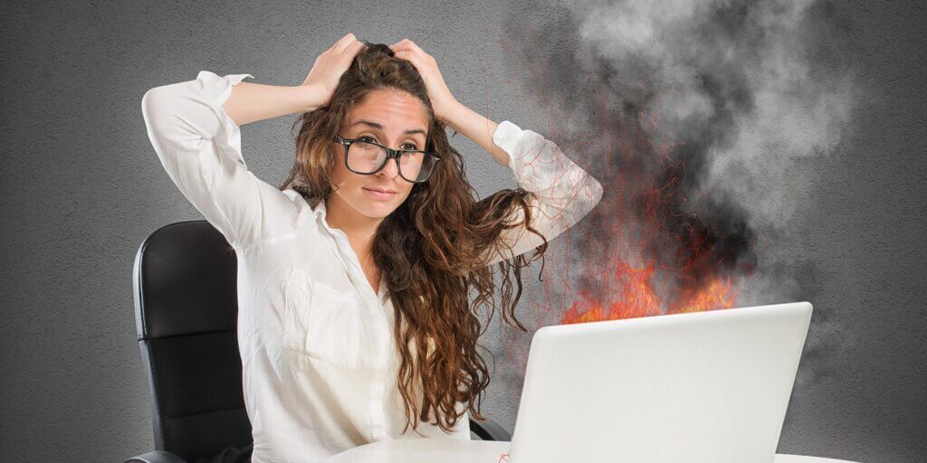 Portatil incendiado humo